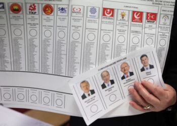 Αξιωματούχος κρατά τα ψηφοδέλτια των κομμάτων και των προεδρικών υποψηφίων σε εκλογικό κέντρο της Κωνσταντινούπολης (φωτ.: EPA/Erdem Sahin)