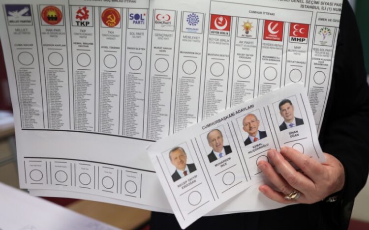 Αξιωματούχος κρατά τα ψηφοδέλτια των κομμάτων και των προεδρικών υποψηφίων σε εκλογικό κέντρο της Κωνσταντινούπολης (φωτ.: EPA/Erdem Sahin)