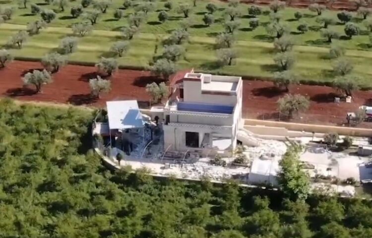 Η διώροφη κατοικία όπου κρυβόταν ο αλ Κουράσι, με μέρος των τοίχων της να είναι γκρεμισμένο από εκρήξεις (φωτ.: twitter/Anadolu Ajansi)