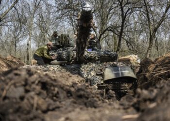 Ουκρανοί στρατιώτες ελέγχουν τη θέση ενός άρματος μάχης κοντά στο Μπαχμούτ, μια πόλη 70.000 κατοίκων, η οποία απέκτησε τεράστια συμβολική σημασία και για τις δύο πλευρές λόγω της έντασης και της διάρκειας των συγκρούσεων εκεί (φωτ.: EPA/Oleg Petrasyuk)
