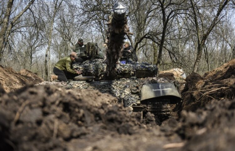 Ουκρανοί στρατιώτες ελέγχουν τη θέση ενός άρματος μάχης κοντά στο Μπαχμούτ, μια πόλη 70.000 κατοίκων, η οποία απέκτησε τεράστια συμβολική σημασία και για τις δύο πλευρές λόγω της έντασης και της διάρκειας των συγκρούσεων εκεί (φωτ.: EPA/Oleg Petrasyuk)