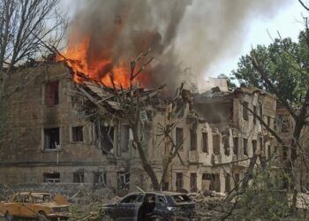 Τυλιγμένη στις φλόγες η κλινική στο Ντνίπρο, στην κεντρική Ουκρανία (φωτ.: ΕΡΑ/Γραφείο Περιφέρειας Ντνίπροπετροβσκ)