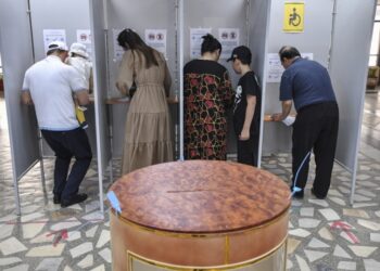 Πολίτες συμμετέχουν στο δημοψήφισμα αναθεώρησης του Συντάγματος σε ειδικά κουβούκλια, σε εκλογικό κέντρο στην Τασκένδη (φωτ.: EPA/Stringer)