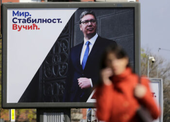 Ο Αλεξάνταρ Βούτσιτς σε προεκλογική αφίσα του Σερβικού Προοδευτικού Κόμματος (φωτ.: EPA / Andrej Cukic)