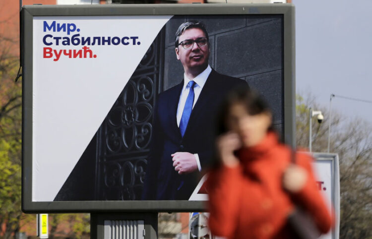 Ο Αλεξάνταρ Βούτσιτς σε προεκλογική αφίσα του Σερβικού Προοδευτικού Κόμματος (φωτ.: EPA / Andrej Cukic)