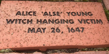 Αναθηματική πλάκα για την Άλις Γιανγκ, την πρώτη που καταδικάστηκε σε θάνατο για «μαγεία» στη Νέα Αγγλία (φωτ.: WSHU Public Radio / Davis Dunavin)