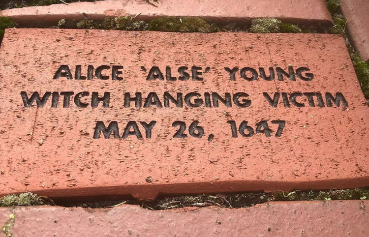Αναθηματική πλάκα για την Άλις Γιανγκ, την πρώτη που καταδικάστηκε σε θάνατο για «μαγεία» στη Νέα Αγγλία (φωτ.: WSHU Public Radio / Davis Dunavin)