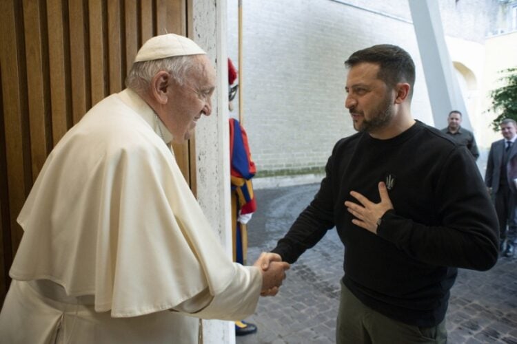 Στιγμιότυπο από τη συνάντηση του Βολοντίμιρ Ζελένσκι με τον πάπα Φραγκίσκο (φωτ.: ΕΡΑ/Γραφείο Τύπου Βατικανού)