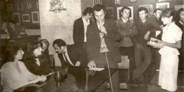 Χαιρετισμός στα εγκαίνια της έκθεσης ζωγραφικής και στη βραδιά κλασικής μουσικής των μαθητών ελληνικής καταγωγής, που διοργανώθηκε από το Σύλλογο Ελληνικής Νεολαίας Τιφλίδας, τη δεκαετία του '80 (φωτ.: facebook.com/ giannis.karypidis.3)