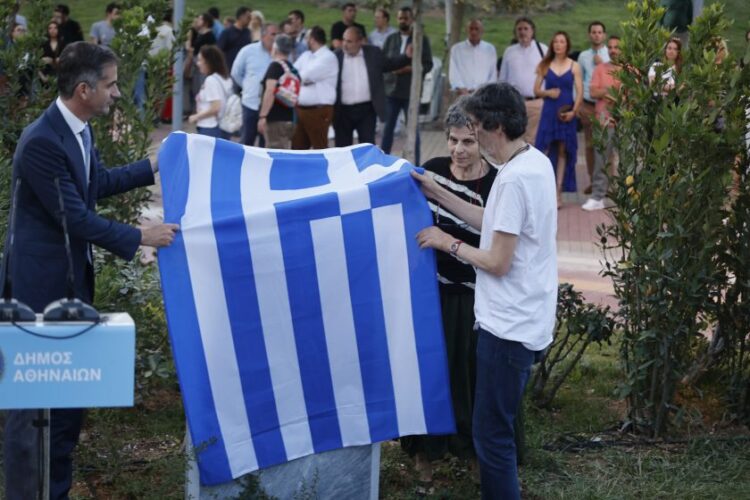 Η στιγμή που αφαιρείται η ελληνική σημαία πάνω από την μαρμάρινη στήλη με το όνομα του κορυφαίου μουσουργού Μίκη Θεοδωράκη (φωτ.: Γιώργος Κονταρίνης / EUROKINISSI)