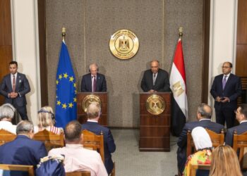Ο Ύπατος Εκπρόσωπος της ΕΕ Ζοζέπ Μπορέλ με τον Αιγύπτιο υπουργό Εξωτερικών Σάμεχ Σούκρι κατά την κοινή συνέντευξη Τύπου στο Κάιρο (φωτ.: EPA/Mohamed Hossam)