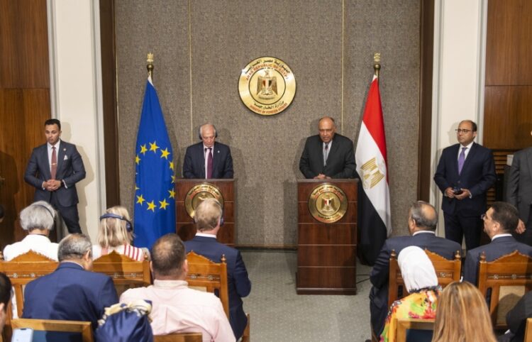 Ο Ύπατος Εκπρόσωπος της ΕΕ Ζοζέπ Μπορέλ με τον Αιγύπτιο υπουργό Εξωτερικών Σάμεχ Σούκρι κατά την κοινή συνέντευξη Τύπου στο Κάιρο (φωτ.: EPA/Mohamed Hossam)