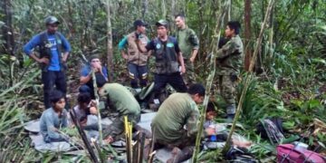 Στρατιώτες και ιθαγενείς που ζουν στη ζούγκλα του Αμαζονίου δίνουν τις πρώτες βοήθειες στα τέσσερα αδερφάκια που βρέθηκαν ζωντανά μετά από 40 μέρες (φωτ.:  EPA/ MILITARY FORCES OF COLOMBIA / HANDOUT)