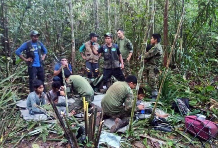 Στρατιώτες και ιθαγενείς που ζουν στη ζούγκλα του Αμαζονίου δίνουν τις πρώτες βοήθειες στα τέσσερα αδερφάκια που βρέθηκαν ζωντανά μετά από 40 μέρες (φωτ.:  EPA/ MILITARY FORCES OF COLOMBIA / HANDOUT)