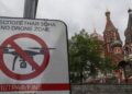 Πινακίδα στην Κόκκινη πλατεία της Μόσχας που απαγορεύει την πτήση drone (φωτ.: EPA/Yuri Kochetkov)