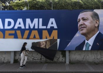 Προεκλογική αφίσα του Ερντογάν στην Κωνσταντινούπολη (φωτ.: EPA / Erdem Sahin)