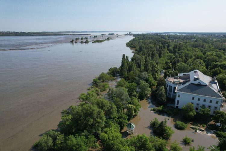 Πλημμυρισμένη η περιοχή γύρω από το φράγμα Καχόβκα μετά την μερική καταστροφή του (φωτ.: facebook.com/petroporoshenko)