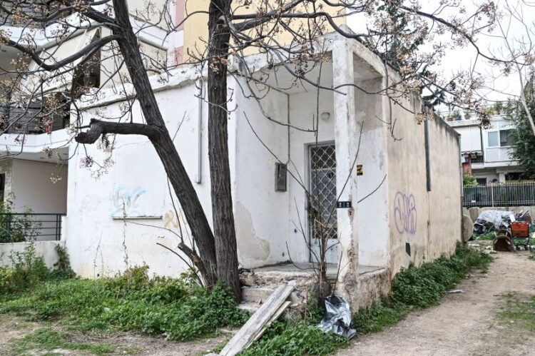 Άποψη από το εγκαταλελειμμένο σπίτι επί της οδού Μυλοποτάμου στο Ίλιον όπου οκτώ ανήλικοι επί ένα μήνα βίαζαν και κακοποιούσαν 15χρονο συμμαθητή τους (φωτ. αρχείου:
Μιχάλης Καραγιάννης/EUROKINISSI)