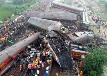 Εικόνα από τον τόπο του πολύνεκρου σιδηροδρομικού δυστυχήματος στο Μπαλασόρ της Ινδίας
(φωτ.: EPA/ National Disaster Response Force / HANDOUT)