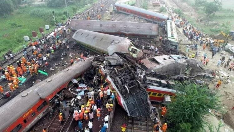 Εικόνα από τον τόπο του πολύνεκρου σιδηροδρομικού δυστυχήματος στο Μπαλασόρ της Ινδίας(φωτ.: EPA/ National Disaster Response Force / HANDOUT)