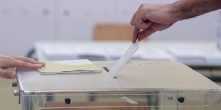 Στιγμιότυπο από την εκλογική διαδικασία (φωτ. αρχείου: Eurokinissi/Κώστας Τζούμας)