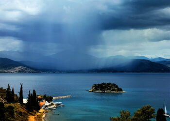 Καταιγίδα πάνω από τη θάλασσα του Ναυπλίου (φωτ.: ΑΠΕ-ΜΠΕ / Ευάγγελος Μπουγιώτης)