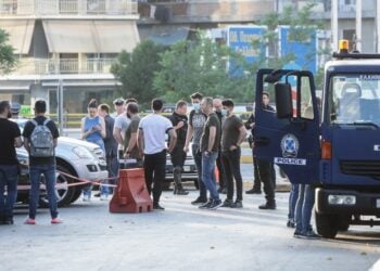 Αστυνομικοί και γερανός της ΕΛΑΣ δίπλα στο κλεμμένο αυτοκίνητο με βαρύ οπλισμό που εντοπίστηκε στο Νέο Κόσμο (φωτ.: Eurokinissi/Βασίλης Ρεμπάπης)