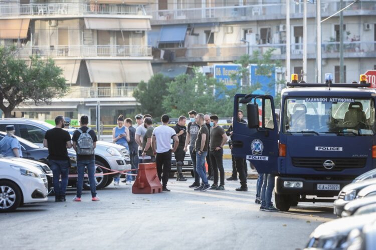 Αστυνομικοί και γερανός της ΕΛΑΣ δίπλα στο κλεμμένο αυτοκίνητο με βαρύ οπλισμό που εντοπίστηκε στο Νέο Κόσμο (φωτ.: Eurokinissi/Βασίλης Ρεμπάπης)