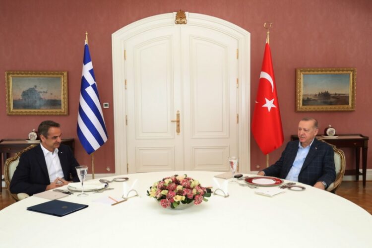 Στιγμιότυπο από τη συνάντηση του Κυριάκου Μητσοτάκη με τον Ρετζέπ Ταγίπ Ερντογάν στην Κωνσταντινούπολη, τον Μάρτιο του 2022 (φωτ. αρχείου: EPA/ TURKISH PRESIDENT PRESS OFFICE HANDOUT)