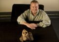Ο Λι Μπέργκερ με τμήμα του σκελετού του Australopithecus sediba (φωτ.: Brett Eloff/ Courtesy Lee Berger & University Witwatersran)