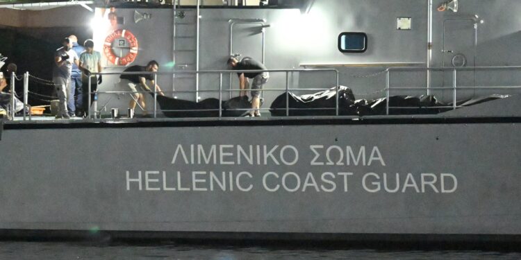 Σκάφος του Λιμενικού μεταφέρει σορούς από το ναυάγιο ανοιχτά της Πύλου (φωτ. : Eurokinissi/Αντώνης Νικολόπουλος)