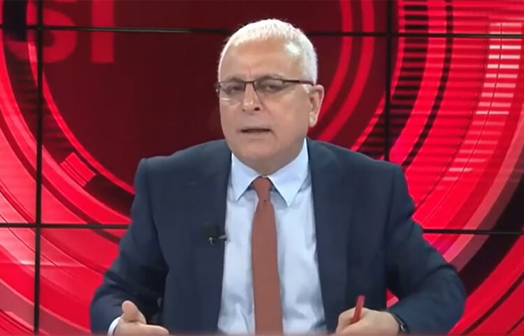 Ο δημοσιογράφος Μερντάν Γιανάρνταγ (στιγμιότυπο από βίντεο)