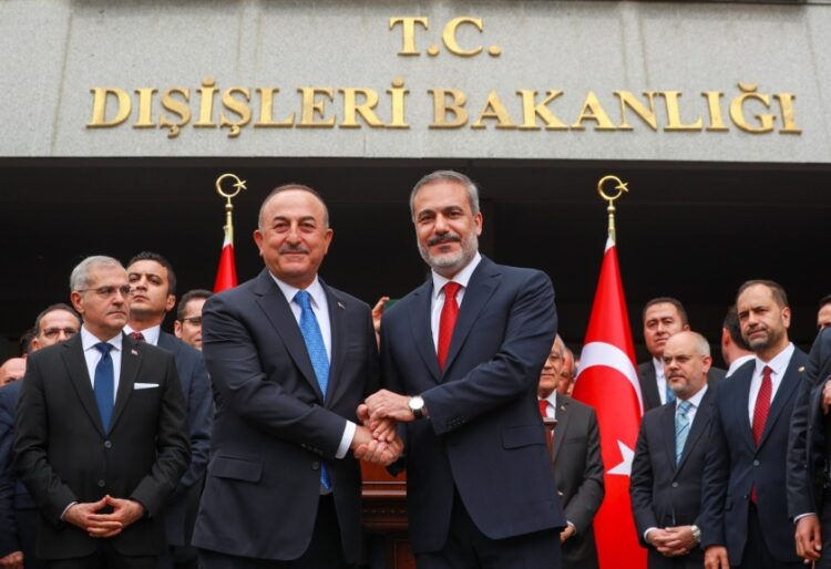 Χαμόγελα μοίρασαν ο τέως και ο νυν υπουργός Εξωτερικών της Τουρκίας κατά την παράδοση-παραλαβή του υπουργείου (φωτ.: twitter.com/MevlutCavusoglu)