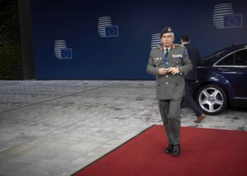Ο επίτιμος ΑΓΕΕΘΑ Μιχαήλ Κωσταράκος, το 2017, ενώ προσέρχεται στην Αμυντική Επιτροπή της ΕΕ, στις Βρυξέλλες (φωτ. αρχείου: ΑΠΕ-ΜΠΕ/ European Union/Mario Salerno)