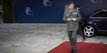 Ο επίτιμος ΑΓΕΕΘΑ Μιχαήλ Κωσταράκος, το 2017, ενώ προσέρχεται στην Αμυντική Επιτροπή της ΕΕ, στις Βρυξέλλες (φωτ. αρχείου: ΑΠΕ-ΜΠΕ/ European Union/Mario Salerno)
