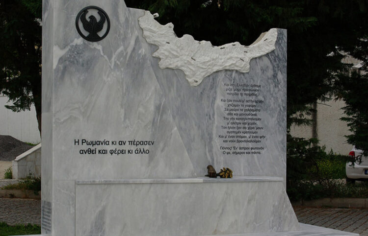 Ολόκληρο το μνημείο στην Πλατεία Λαού στην Ελασσόνα (φωτ.: Σάκης Γκουντρουμπής)