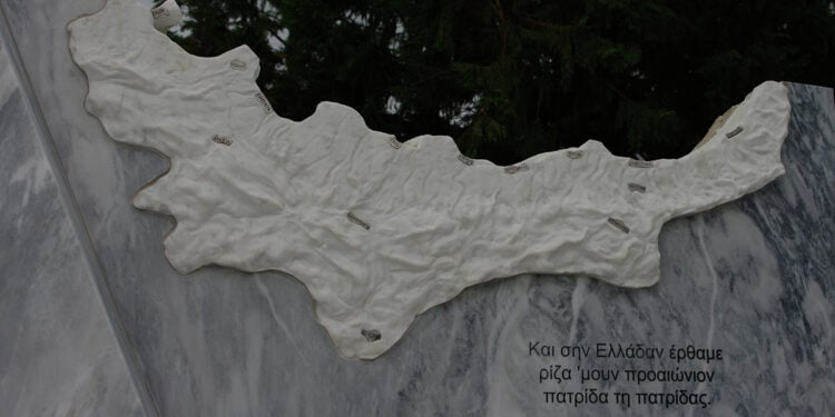 Ο ανάγλυφος χάρτης του Πόντου, σε λευκό μάρμαρο, στο μνημείο της Ελασσόνας για τη Γενοκτονία των Ποντίων (φωτ.: Σάκης Γκουντρουμπής)