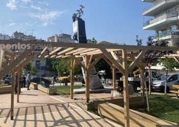 Η κεκλιμένη στήλη έχει ύψος 6 μέτρα για να ξεχωρίζει ανάμεσα στις πολυκατοικίες (φωτ.: pontosnews.gr)