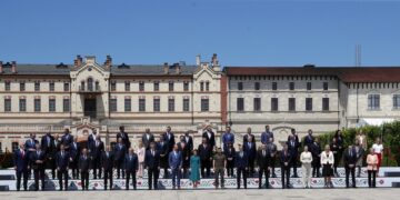 «Οικογενειακή» φωτογραφία των ηγετών που παίρνουν μέρος στη σύνοδο κορυφής της Ευρωπαϊκής Πολιτικής Κοινότητας που διεξάγεται στην Μπουλμποάτσα της Μολδαβίας (φωτ.: EPA/Dumitru Doru)