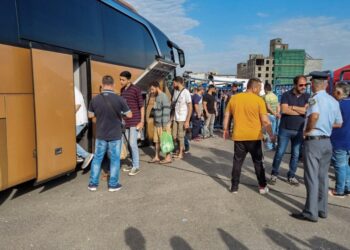 Εικόνα από την αναχώρηση από το λιμάνι της Καλαμάτας των διασωθέντων μεταναστών και προσφύγων από το ναυάγιο ανοιχτά της Πύλου στην οργανωμένη δομή στη Μαλακάσα (φωτ.: ELEFTHERIAONLINE/EUROKINISSI)