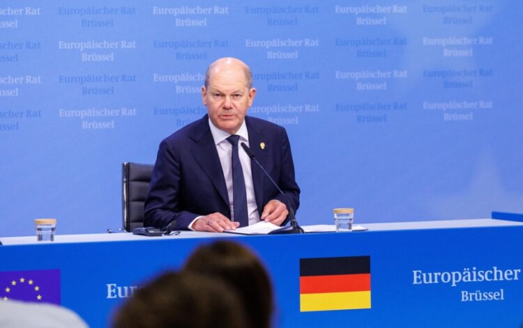 O Γερμανός καγκελάριος Όλαφ Σολτς κατά τη διάρκεια συνέντευξης Τύπου που παραχώρησε μετά το πέρας συνόδου κορυφής στις Βρυξέλλες (φωτ.: EPA/Olivier Matthys)