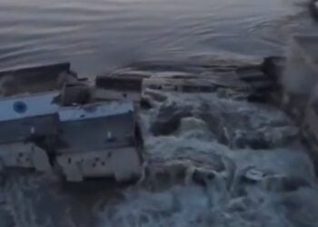 Ανεξέλεγκτη η ροή του νερού στο φράγμα στη Νόβα Καχόβκα, πάνω στον Δνείπερο ποταμό μετά την ανατίναξη που σημειώθηκε (φωτ.: twitter.com/maxseddon)