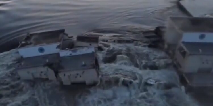 Ανεξέλεγκτη η ροή του νερού στο φράγμα στη Νόβα Καχόβκα, πάνω στον Δνείπερο ποταμό μετά την ανατίναξη που σημειώθηκε (φωτ.: twitter.com/maxseddon)