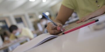 Μαθητές και μαθήτριες συμπληρώνουν τα τετράδια των πανελλαδικών εξετάσεων σε εξεταστικό κέντρο του Αμαρουσίου (φωτ.: ΑΠΕ-ΜΠΕ/ Κώστας Τσιρώνης)