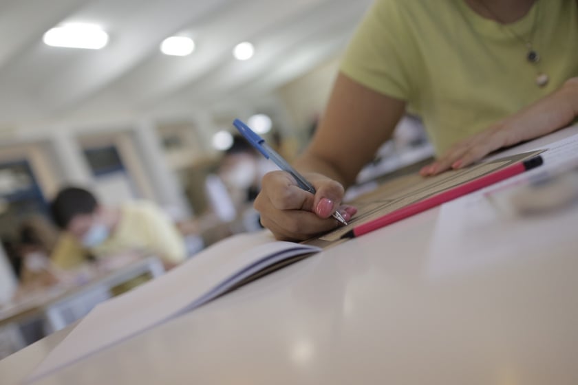 Μαθητές και μαθήτριες συμπληρώνουν τα τετράδια των πανελλαδικών εξετάσεων σε εξεταστικό κέντρο του Αμαρουσίου (φωτ.: ΑΠΕ-ΜΠΕ/ Κώστας Τσιρώνης)