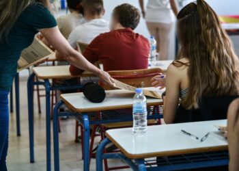 Μαθητές λυκείου συμμετέχουν στις πανελλαδικές εξετάσεις του 2023 (φωτ.: EUROKINISSI/ILEIALIVE.gr/Γιάννης Σπυρούνης)