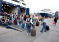 Ταξιδιώτες ετοιμάζονται  να επιβιβαστούν σε πλοίο, στο λιμάνι του Πειραιά στην Πύλη Ε7 (φωτ.: ΑΠΕ-ΜΠΕ/Αλέξανδρος Μπελτές)