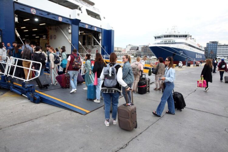 Ταξιδιώτες ετοιμάζονται  να επιβιβαστούν σε πλοίο, στο λιμάνι του Πειραιά στην Πύλη Ε7 (φωτ.: ΑΠΕ-ΜΠΕ/Αλέξανδρος Μπελτές)