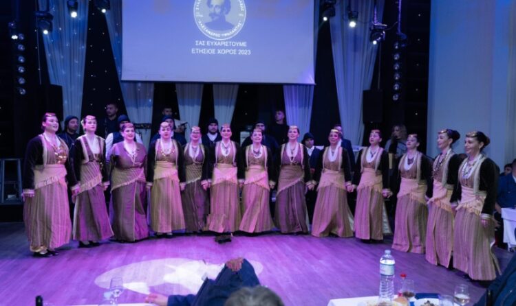Χορευτικό τμήμα του συλλόγου στον ετήσιο χορό, που πραγματοποιήθηκε τον περασμένο Απρίλιο (φωτ.: facebook/Σύλλογος Ποντίων Ηλιούπολης «Αλέξανδρος Υψηλάντης)