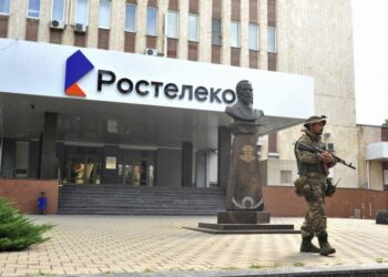 Στρατιώτης της PMC Wagner Group στο μπλόκο μπροστά από το κτήριο της Rostelecom στο Ροστόφ ον Ντον, στη νότια Ρωσία (φωτ.: EPA/ ARKADY ΒUDNITSKY)